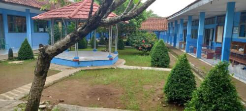 Taman dalam sekolah